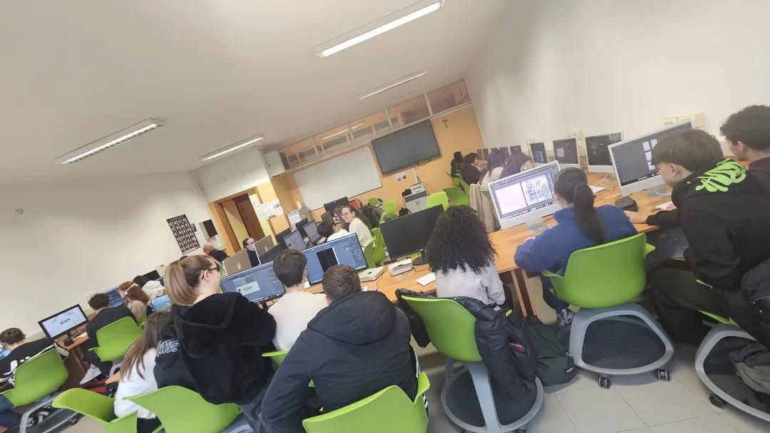 632164413_18097157756481081_5202851819111335218_n Il triennio Grafica dell’Itet “Carducci Galilei” protagonista di un workshop con il designer Tarek Ben Slimane