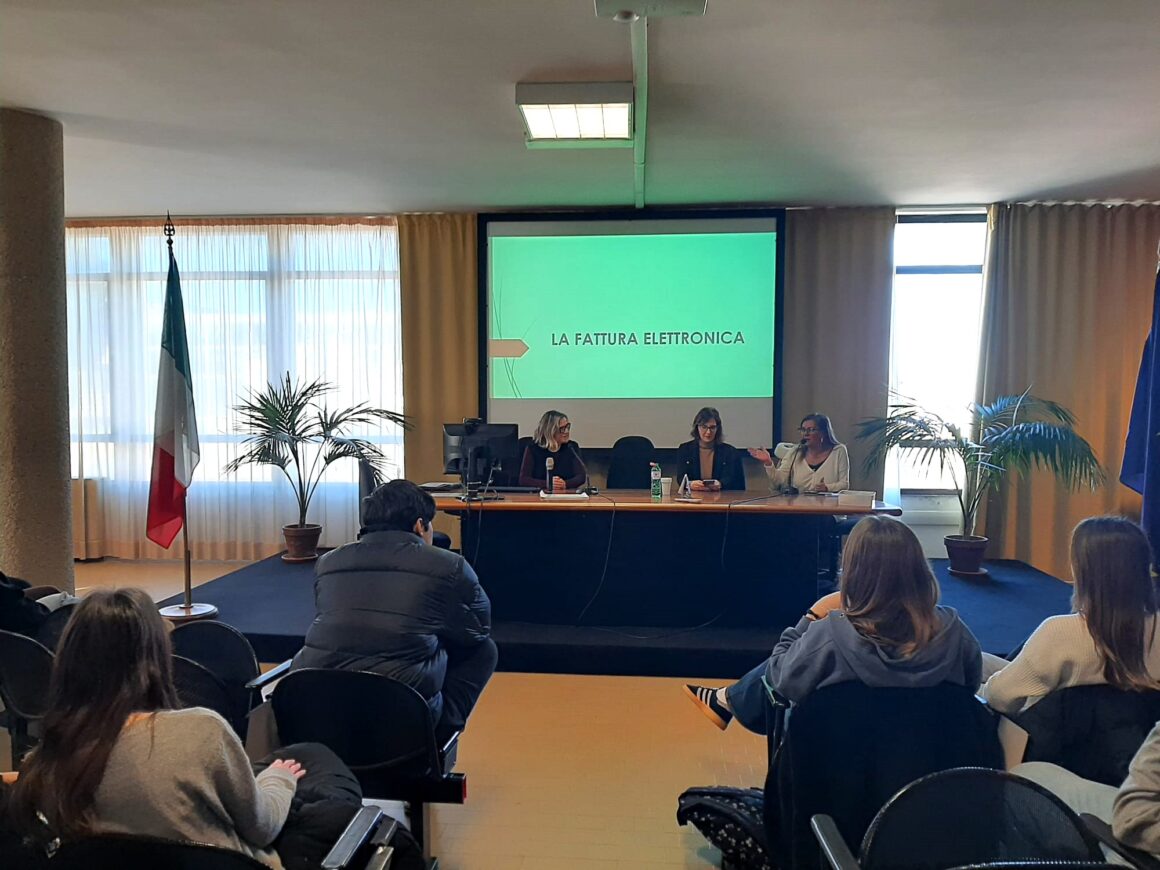 Gli studenti dell’Itet Carducci a lezione di fatturazione elettronica da Gina Pacini