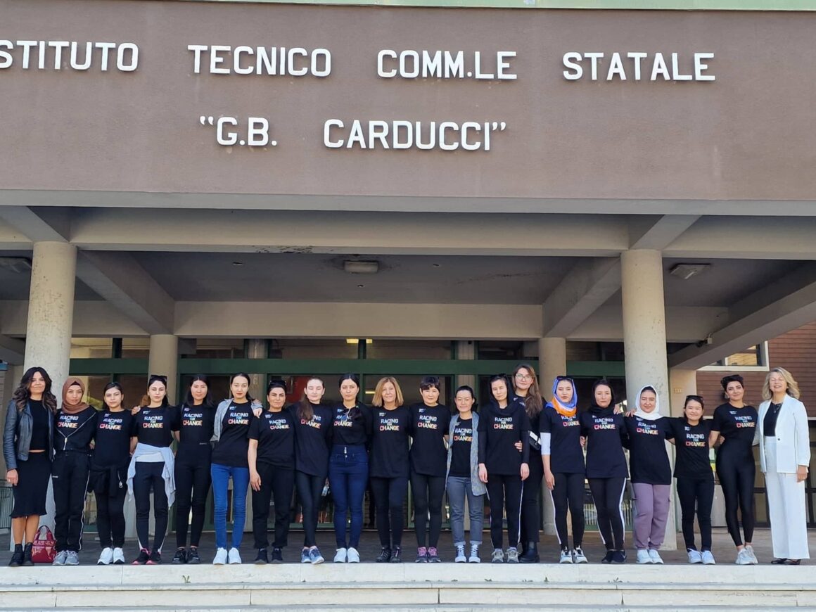 Nazionale afghana di ciclismo femminile a Fermo. Mahnaz: “Che bella scuola, a noi hanno impedito di studiare. Ora iniziamo con voi”